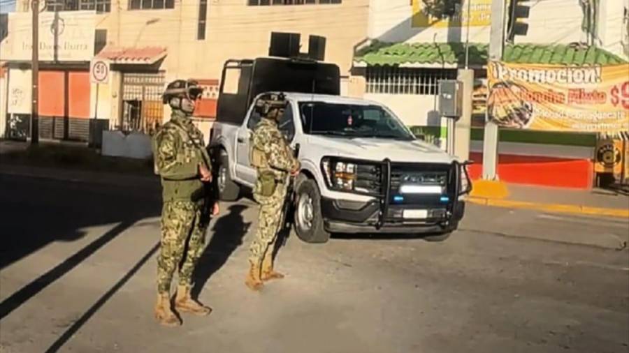 Elementos de la Secretaría de Marina y de la Fiscalía General de la República mantienen acordonada la zona Centro tras los cateos realizados como parte de un operativo federal.