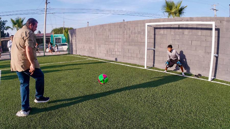 El Ayuntamiento de Ramos Arizpe entregó este martes la rehabilitación de la cancha de futbol de la Alameda Escorial, con una inversión de 1.5 millones de pesos.