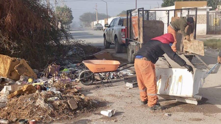 Cuadrillas municipales realizaron trabajos de limpieza para eliminar focos de infección en el oriente de la ciudad.