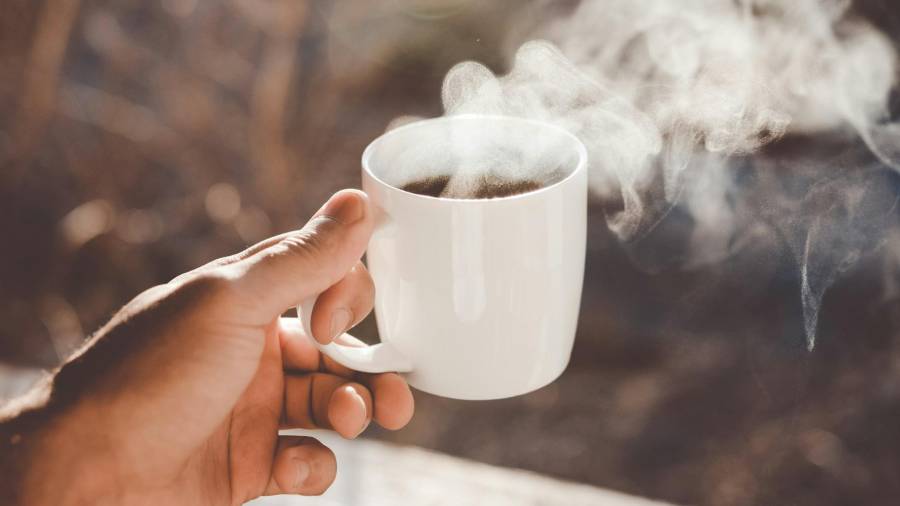 Alerta IMSS sobre riesgos de consumir café en exceso durante el invierno