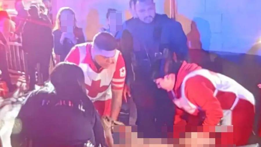 Paramédicos de la Cruz Roja brindaron atención prehospitalaria al hombre lesionado.