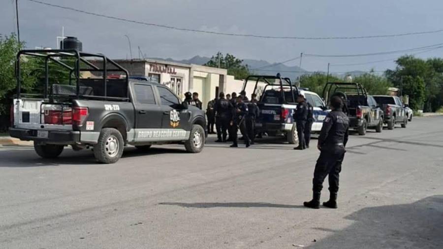 Elementos de seguridad participaron en el cateo realizado este viernes en la colonia Occidental, en Frontera, Coahuila.