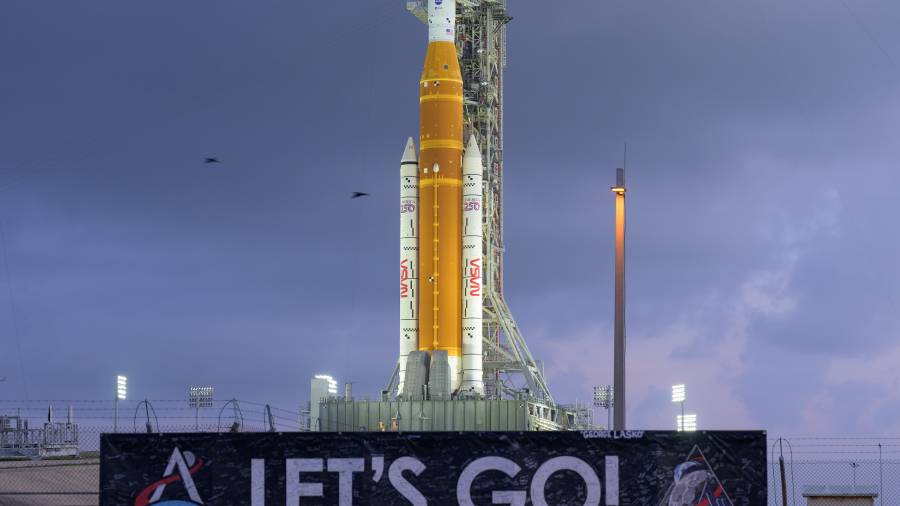 El cohete del SLS y la nave espacial Orion de la misión Artemis II sobre una plataforma de lanzamiento móvil en el Complejo de Lanzamiento 39B del Centro Espacial Kennedy en Cabo Cañaveral.