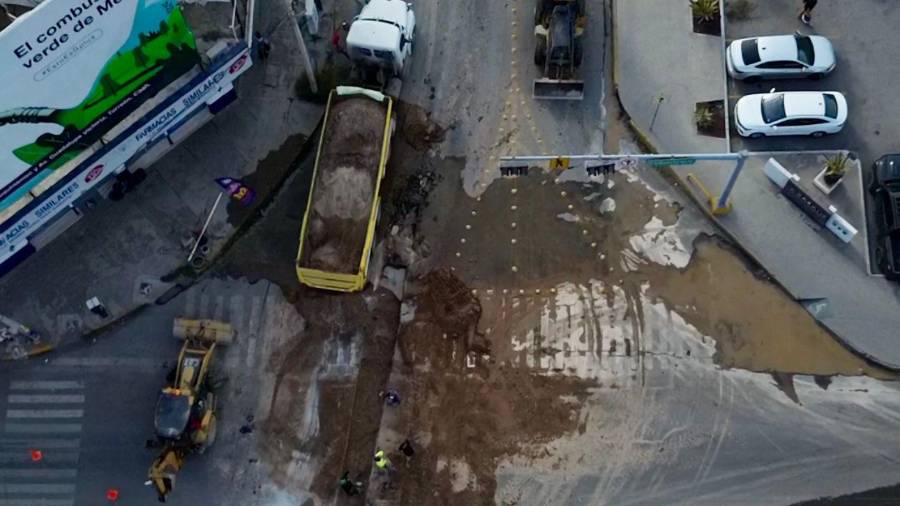 Los trabajos de excavación en la avenida Juárez forman parte del programa de Atención a Colectores 2026 y buscan sustituir una línea sanitaria colapsada en el centro de Torreón.