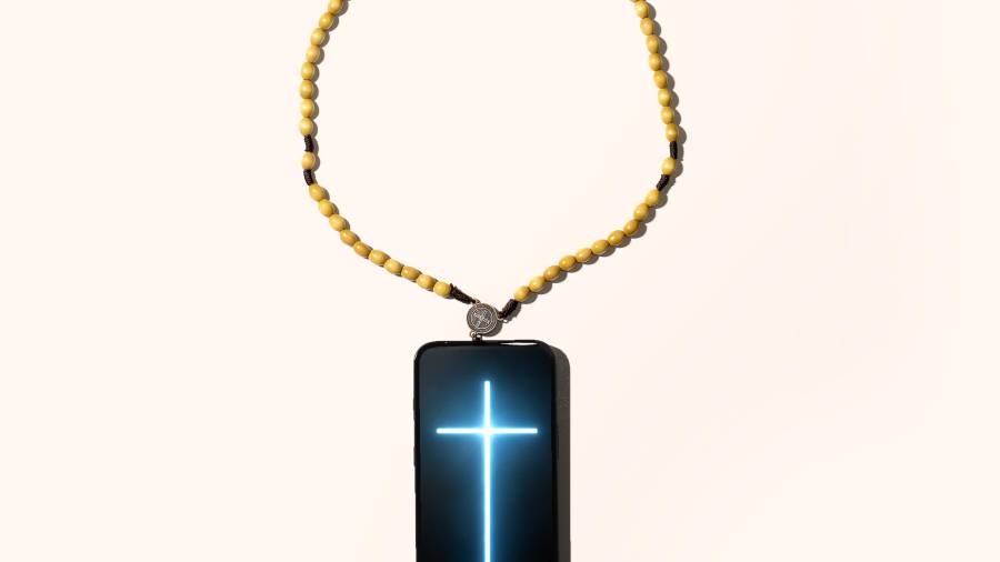 Un teléfono inteligente transformado en objeto de devoción mediante una cruz luminiscente y un rosario, simbolizando la nueva “religión” tecnológica.