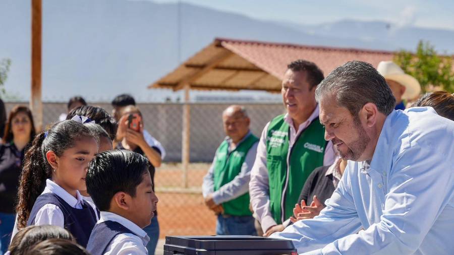 El alcalde Tomás Gutiérrez Merino encabezó la entrega de recursos por 100 mil pesos.