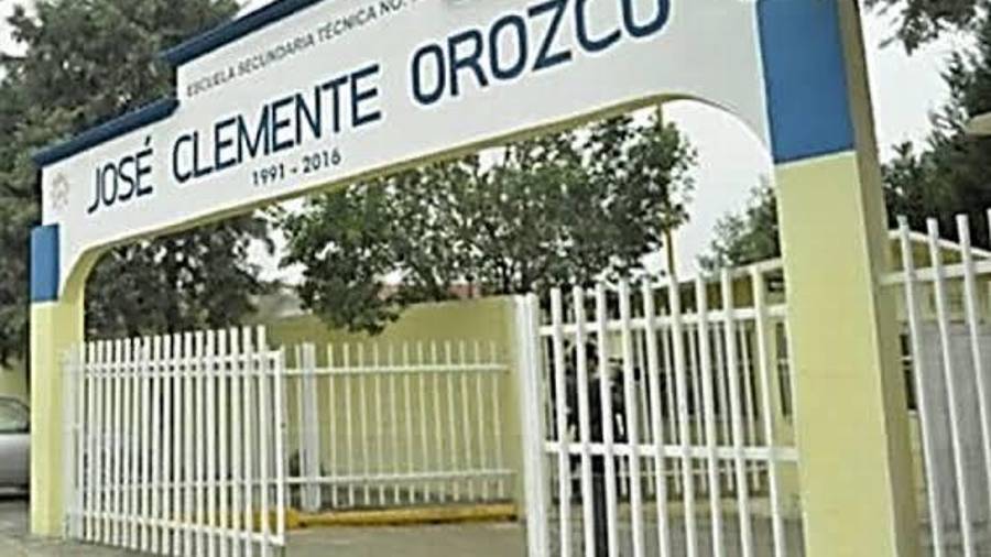 Familiares de la estudiante denunciaron presuntas irregularidades por parte de directivos del plantel, señalando que se habrían retirado teléfonos celulares para borrar evidencias de la agresión.