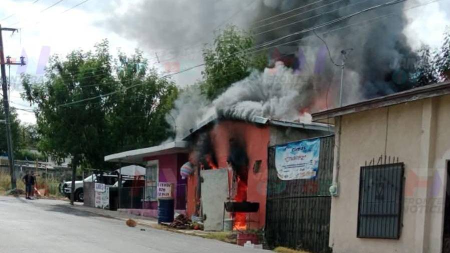 Elementos de Bomberos y Protección Civil trabajaron para controlar el incendio que consumió casi por completo una vivienda ubicada sobre la calle Río Bravo, en la colonia 28 de Junio, de Piedras Negras.
