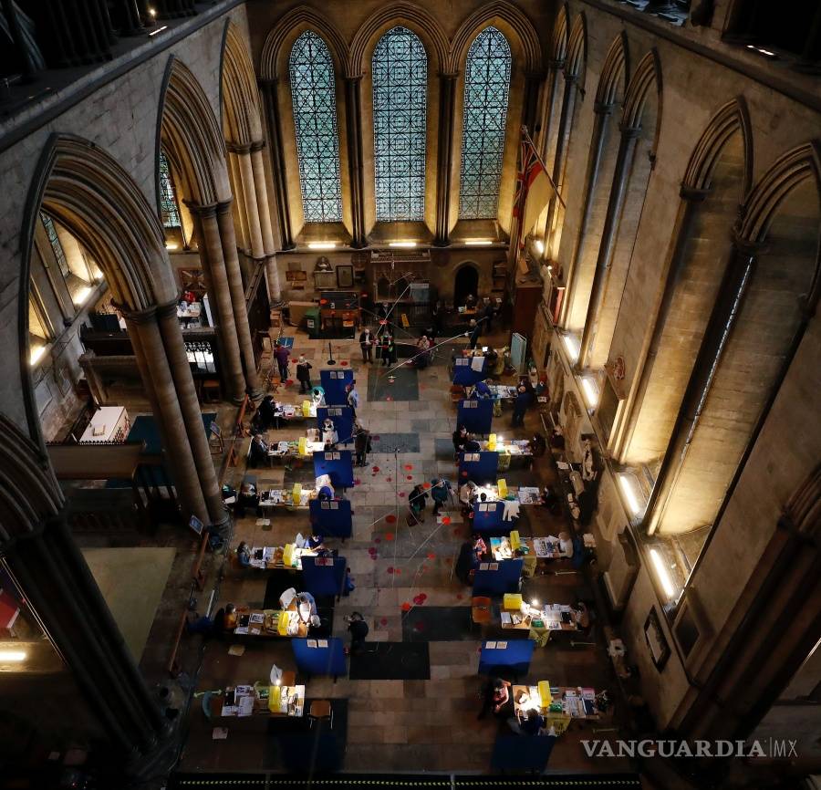 $!Músico de la Catedral de Salisbury toca música mientras reciben la vacuna contra la COVID-19