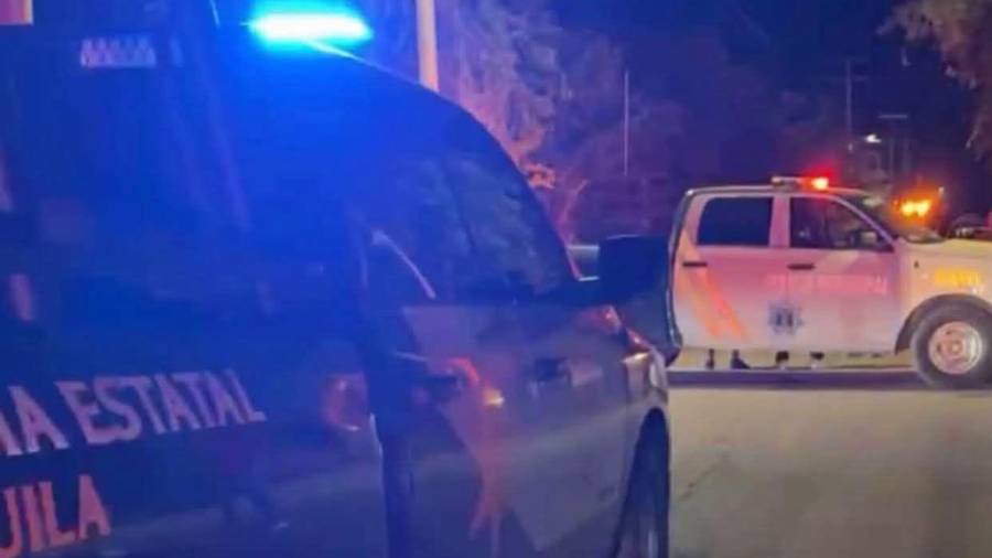 Elementos de seguridad y peritos acudieron a la calle Guadalupe Victoria para investigar el homicidio registrado durante la madrugada, en Piedras Negras, Coahuila.