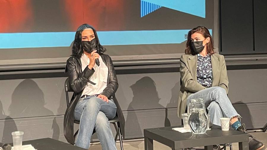 La periodista mexicana Lydia Cacho, exiliada en España por amenazas de muerte en su país, México, junto a la actriz Marta Nieto, durante la presentación de la obra de teatro “Infamia”. EFE/Carmen Martín Martín