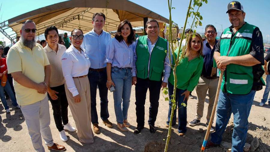 Autoridades, ciudadanos y empresas participaron en la plantación de árboles durante la Megareforestación Estatal realizada en la colonia Villa Sol.