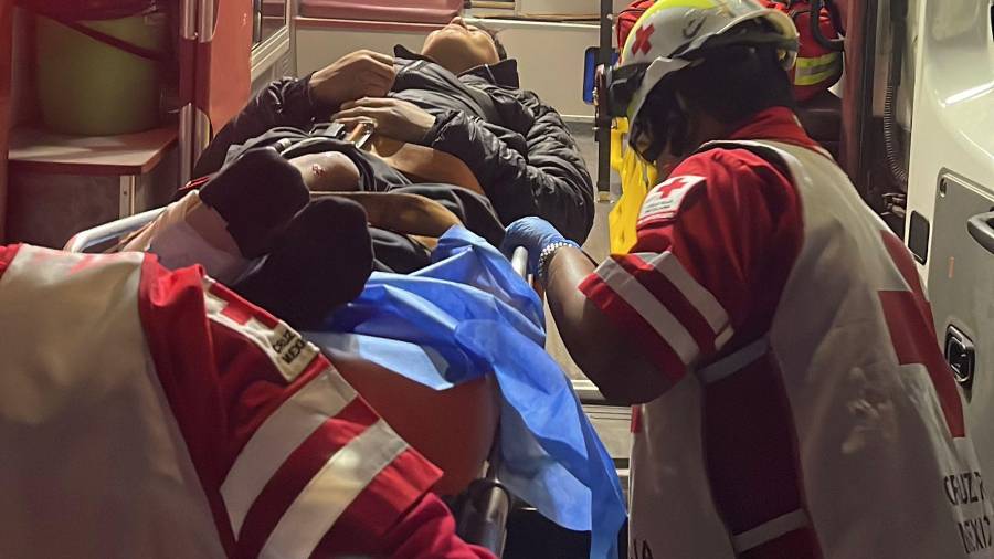 Paramédicos de la Cruz Roja trasladaron al lesionado tras el choque.