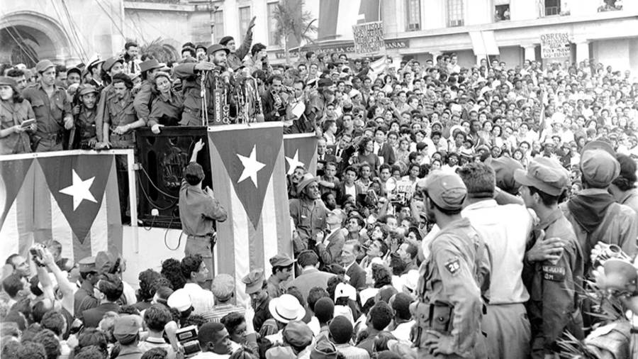 Fidel Castro hace un gesto mientras se dirige a una multitud de cientos de miles de personas reunidas en el parque frente al palacio presidencial en La Habana, Cuba, en enero de 1959.