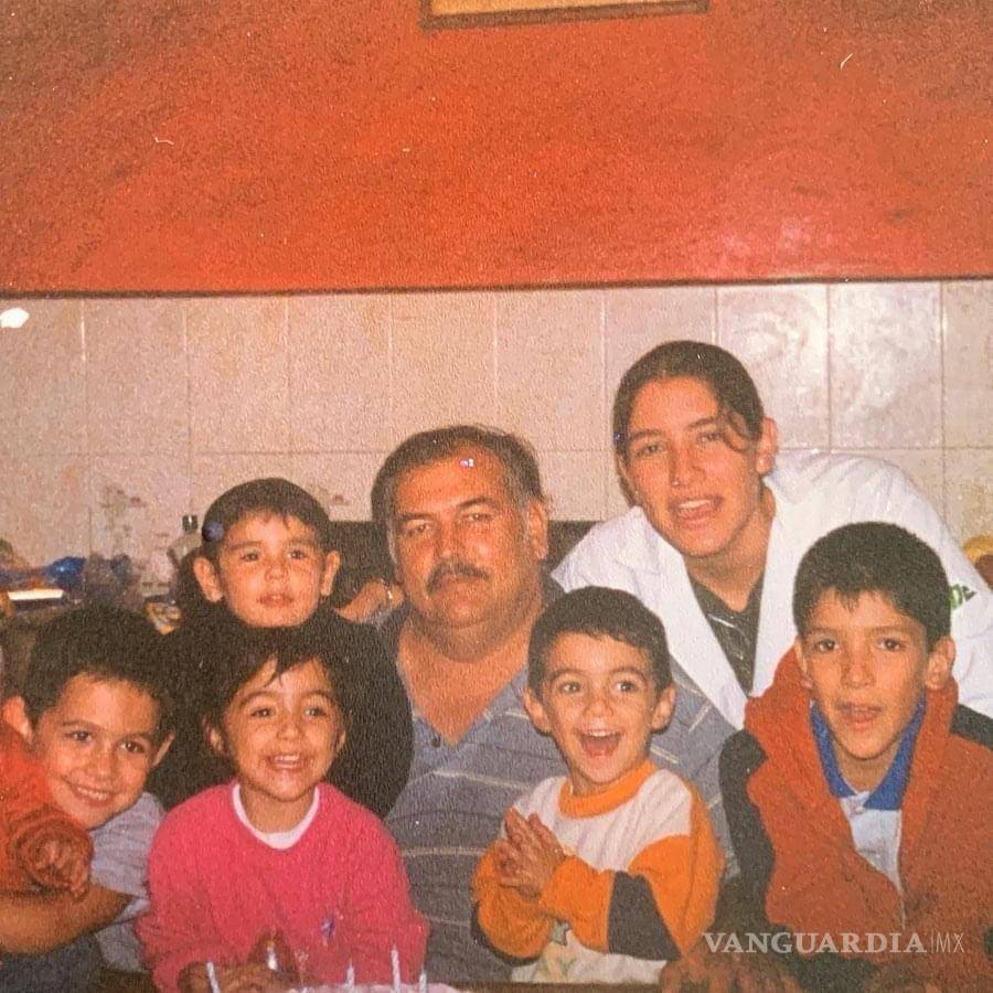 $!Junto a su familia.