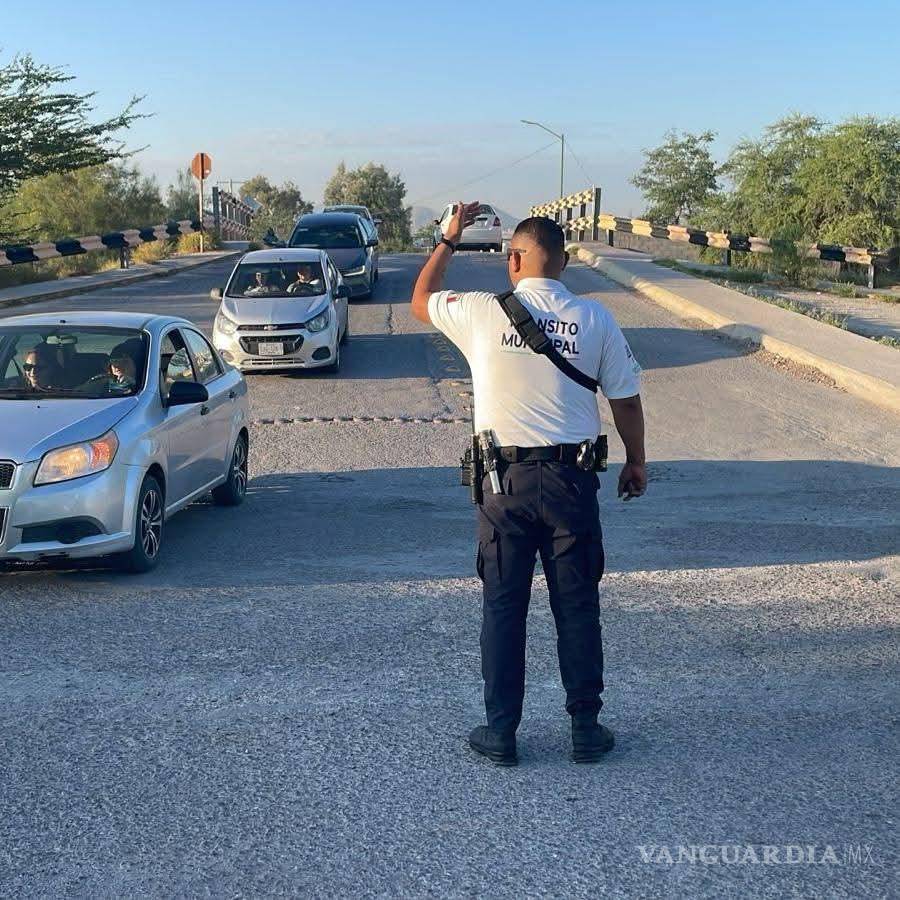 $!La policía vial mantiene presencia constante en los principales cruceros de la ciudad.