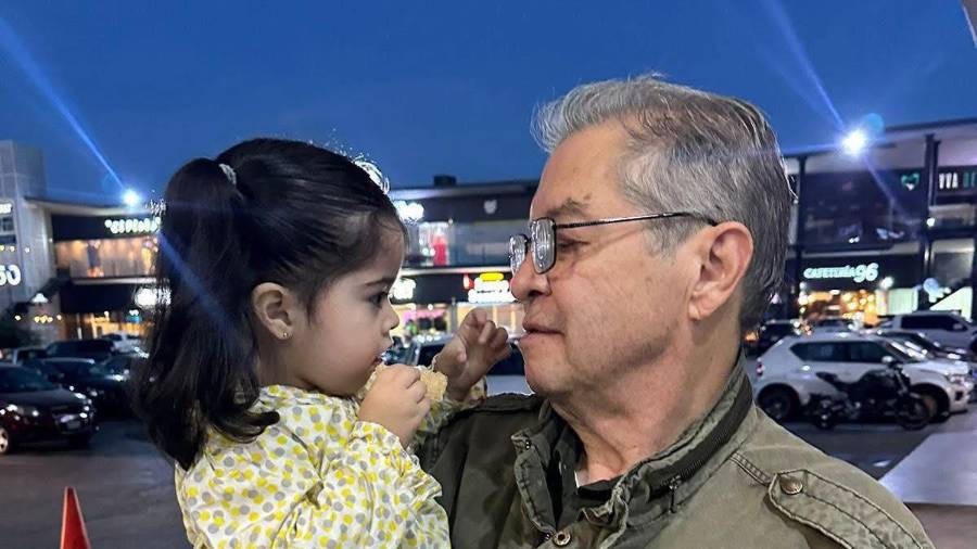 Con referencias al “polvo lagunero” y a las realidades cotidianas de calles, colonias y ejidos, Martínez Veloz apeló a una Navidad sobria y consciente, marcada por los afectos genuinos y la resistencia colectiva.