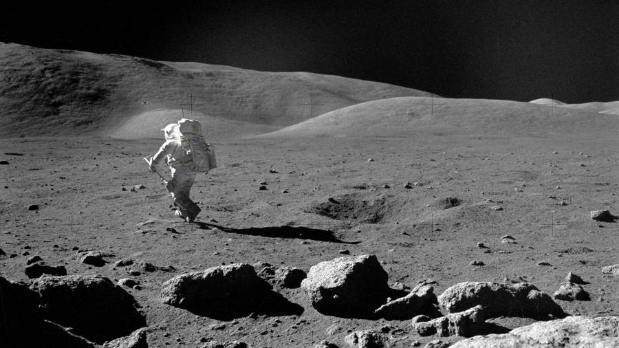Harrison Schmitt, astronauta del Apolo 17, dirigiéndose a recoger muestras en la superficie lunar el 12 de diciembre de 1972.