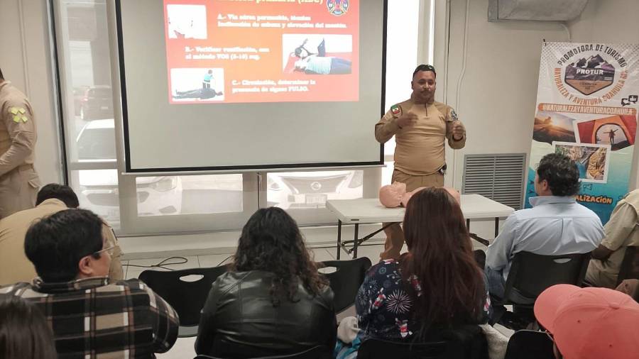 Bomberos de Saltillo explicaron técnicas de primeros auxilios durante el taller en la Unidad Administrativa Municipal.