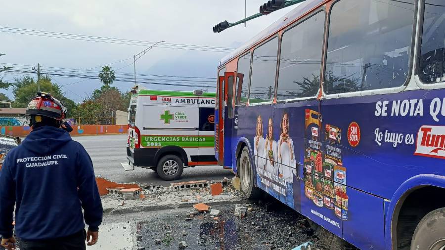 El conductor de un camión urbano resultó lesionado cuando perdió el control y se impactó contra una barda y un parabús en Guadalupe, Nuevo León.