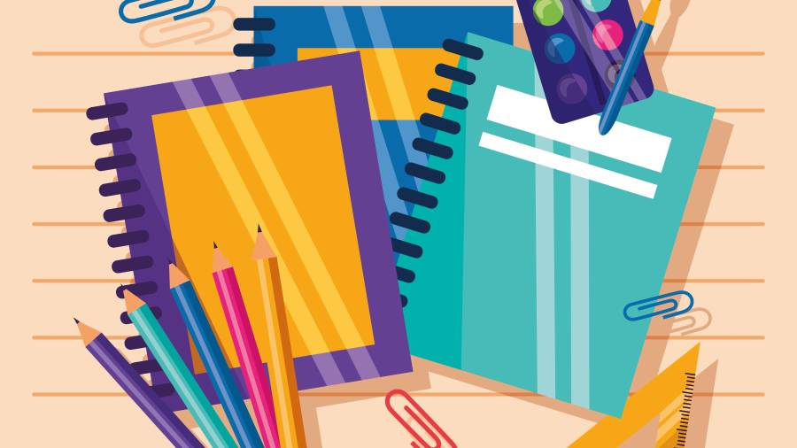 Imprimir las etiquetas en papel adhesivo facilita el proceso de forrado de libros y cuadernos previo al regreso a clases.
