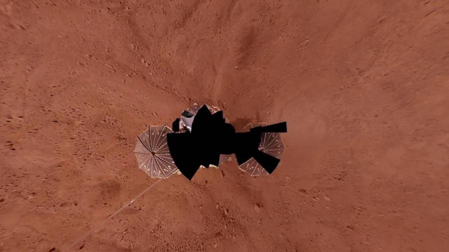 Imagen cedida por la NASA que muestra la vista alrededor del rover Perseverance de la NASA enviada a Marte.