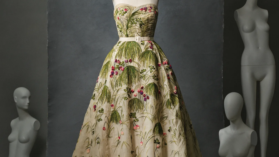 Vestido May, de la colección primavera-verano 1953 de Dior, con hierbas en flor y tréboles silvestres grabados en organza con hilo de seda.