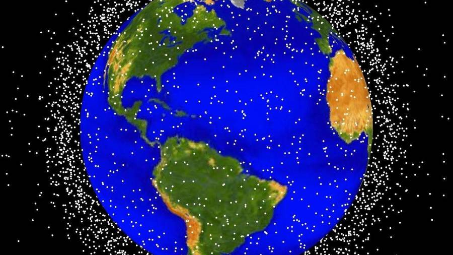 Una ilustración que muestra la basura espacial que rodea al planeta Tierra y que está formada por los satélites o cohetes fuera de uso.