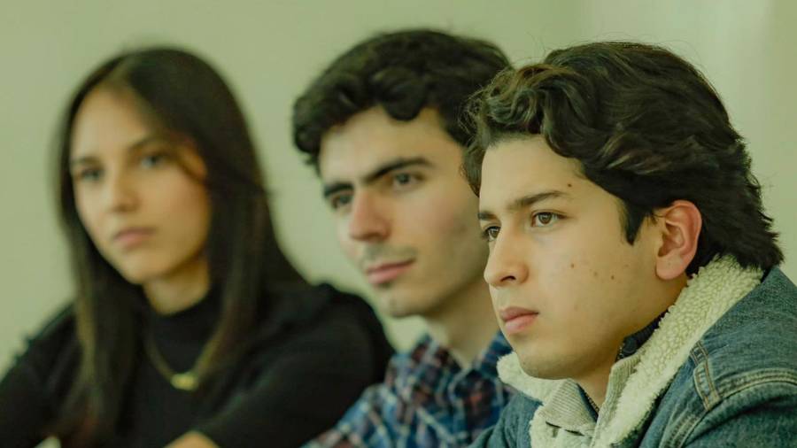 Integrantes del Cabildo Juvenil 2025 durante la reunión de seguimiento con autoridades municipales.