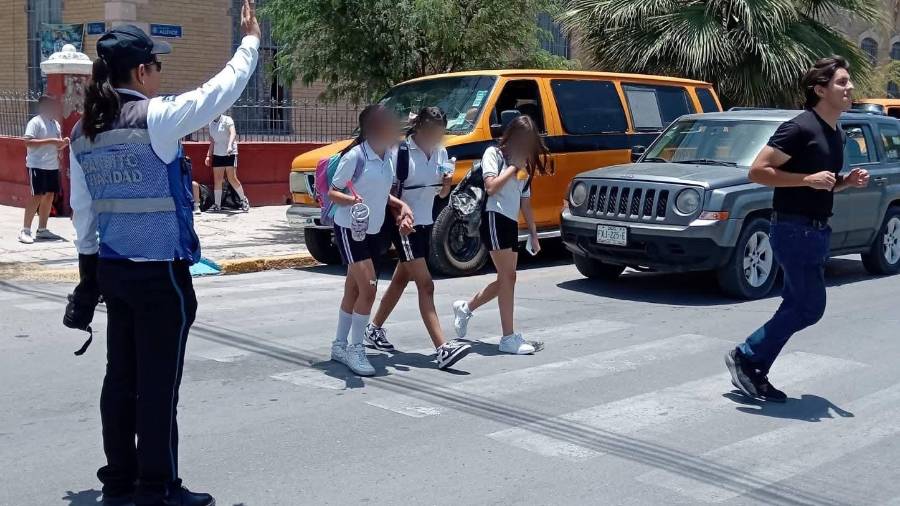 La corporación despliega operativos permanentes en vialidades de alta carga vehicular y sectores con obras en proceso, con el fin de orientar a los conductores y mantener el orden en la circulación.