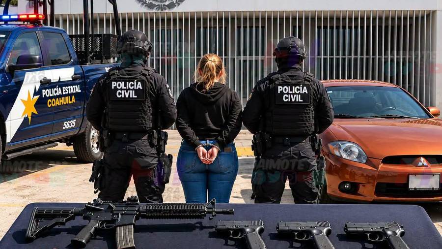 La ciudadana estadounidense fue detenida durante un recorrido de vigilancia en Piedras Negras. Policías estatales aseguraron un arma larga, tres cortas y 17 cargadores.