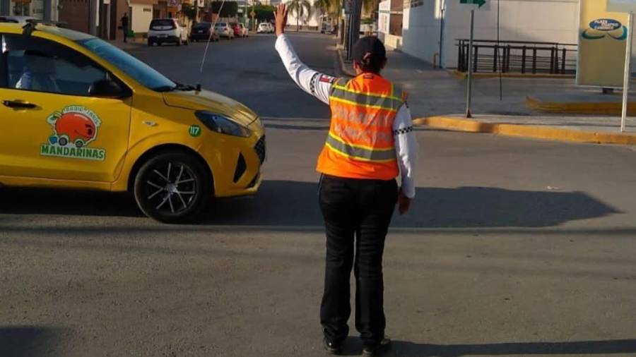 Operativo vial en el bulevar Independencia, uno de los puntos con mayor afluencia en Torreón en estas fechas.