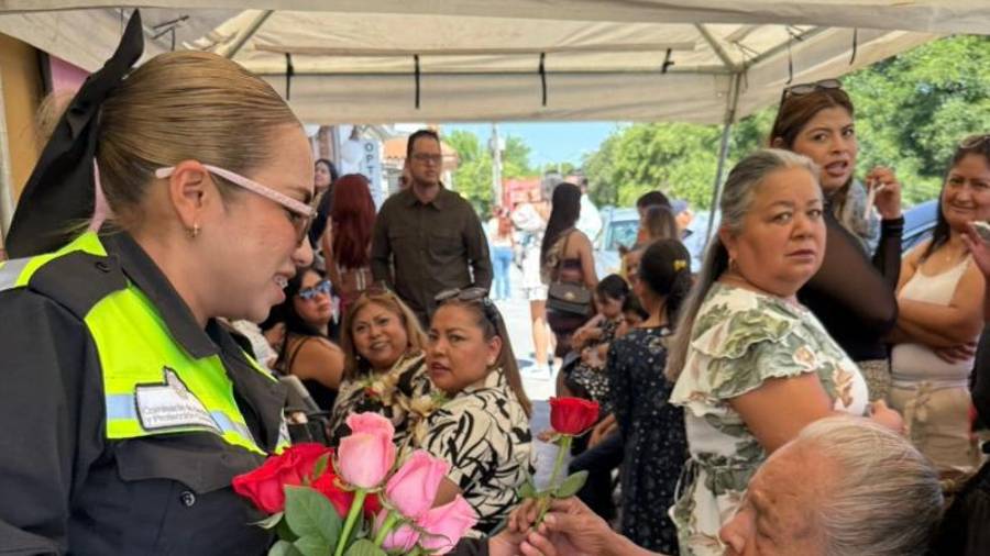 Reconoce Comisaría de Saltillo labor de 410 madres trabajadoras; felicitan a mamás en calles y plazas