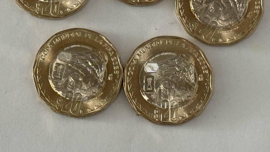 Aficionados y coleccionistas recorren bancos de Saltillo en busca de monedas conmemorativas del Mundial 2026.