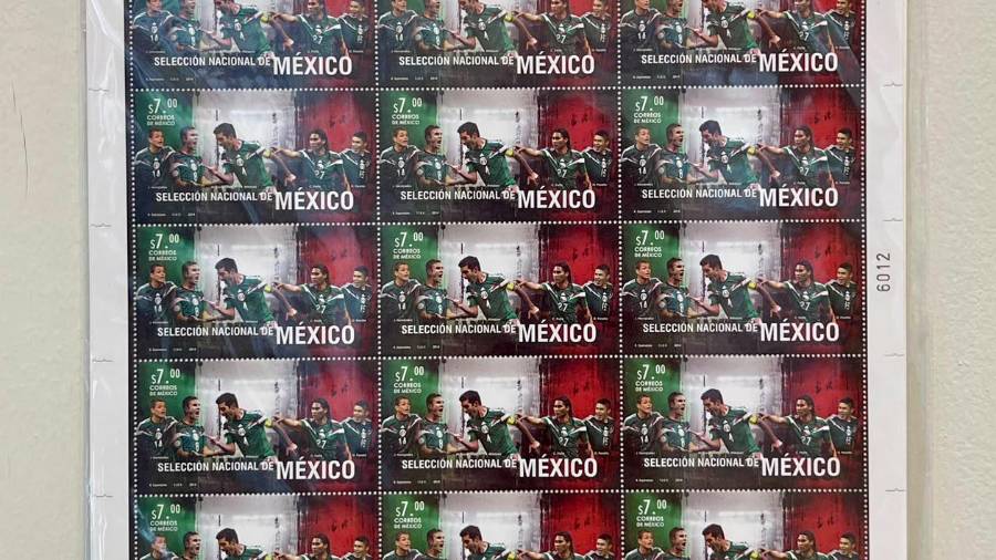 La exposición reúne timbres postales originales relacionados con las Copas del Mundo celebradas entre 1970 y 2026.