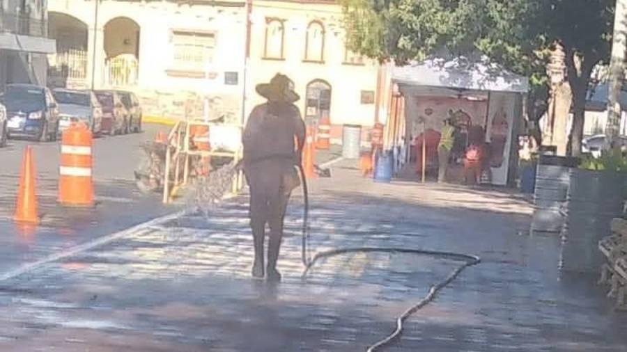 Mientras el alcalde José Feliciano Díaz Iribarren reconoció públicamente la gravedad de la crisis de agua en Sabinas, en redes sociales denuncian el desperdició del vital líquido en la plaza principal.