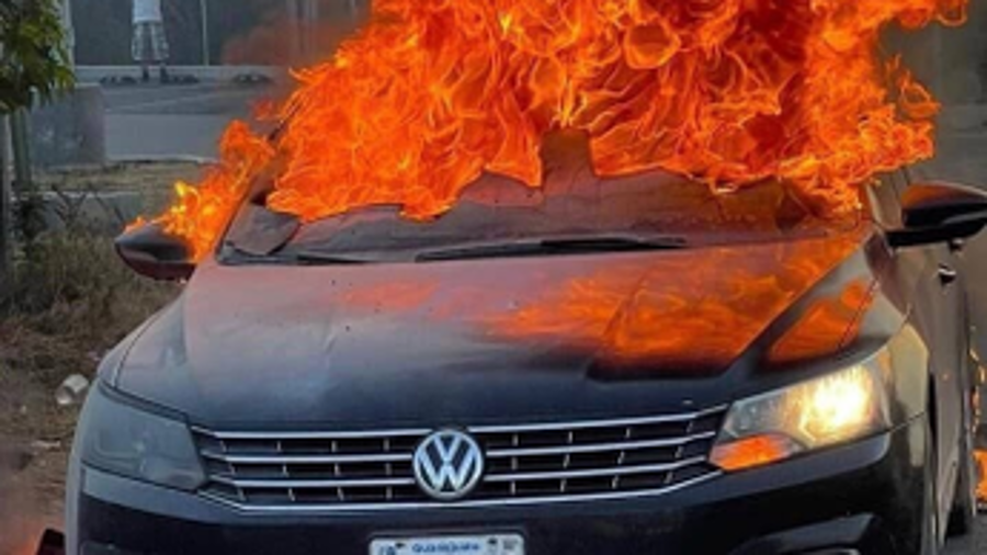 Violencia estalla en Celaya; queman a dos mujeres en un auto, comando se enfrenta con la Guardia Nacional