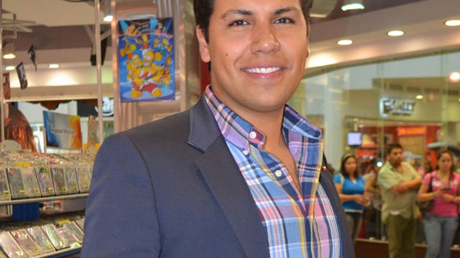 Él es el hijo que Aída Cuevas habría tenido con Juan Gabriel