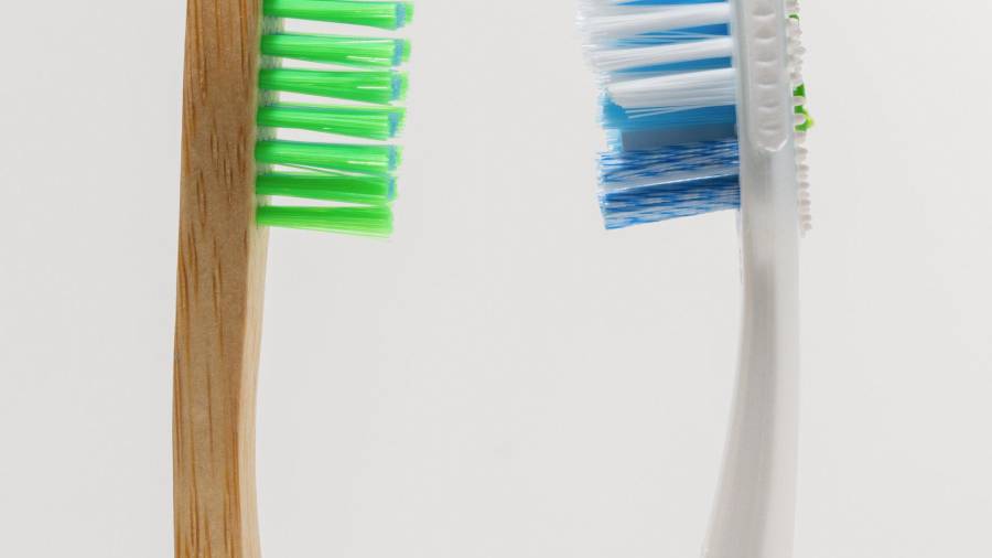 Con los cepillos de dientes, por ejemplo, puedes optar por mangos de bambú, que pueden reducir los residuos plásticos