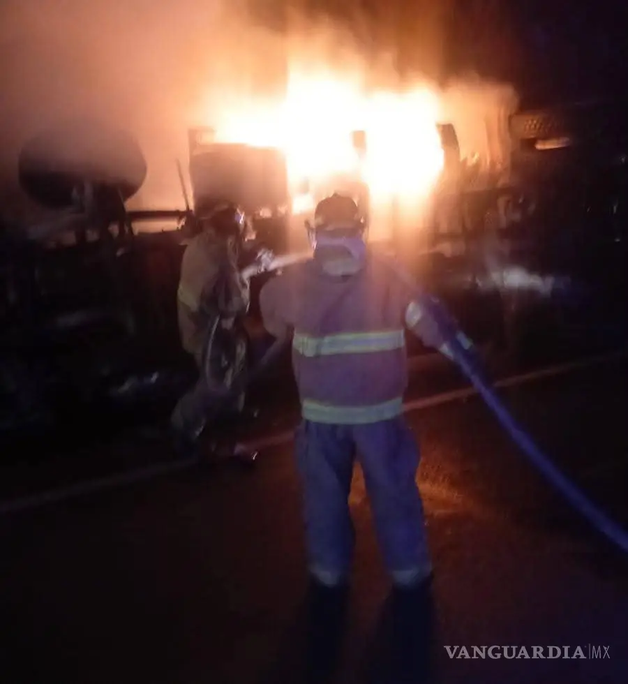 $!El tráiler quedó volcado y en llamas a un costado de la carretera, en el tramo Los Chorros.