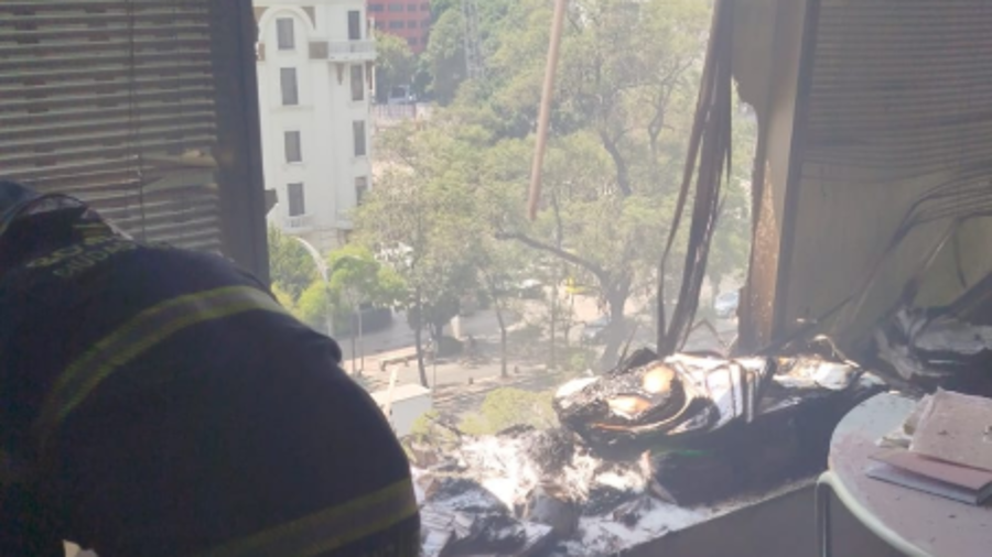 El jefe del Heroico Cuerpo de Bomberos de CDMX informó que hubo saldo blanco dado que no se reportaron personas lesionadas, solo material de oficina quemado. FOTO: X / @JefeVulcanoCova