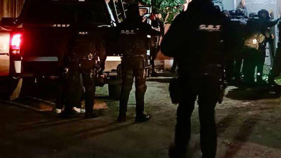Tras el desalojo, la calle Guadalajara quedó cubierta con latas, botellas y otros envases de bebidas alcohólicas, evidencias de la reunión que se desarrolló durante varias horas.