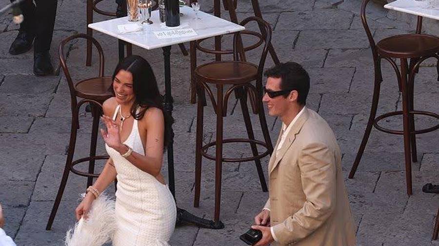 Fiesta. El Palazzo Gangi fue el escenario del primer encuentro entre los invitados que acompañan a la pareja en su celebración matrimonial.