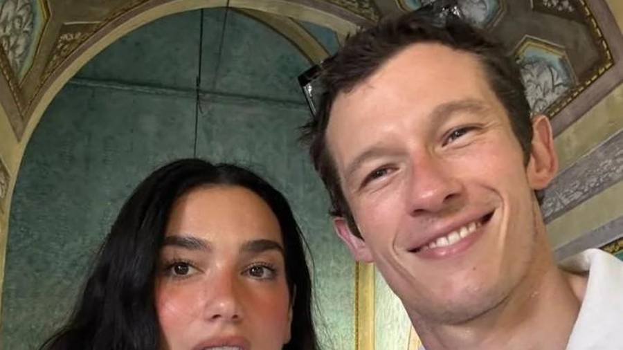 Cita. La cantante británica y el actor habrían adelantado sus planes de matrimonio y reunirán a familiares y celebridades en una exclusiva ceremonia frente al mar.