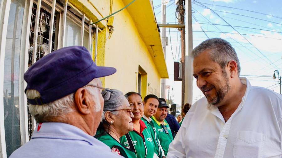 La renovación de banquetas busca prevenir accidentes y facilitar el desplazamiento, especialmente de adultos mayores.