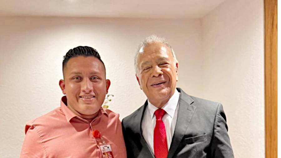 A pesar de que el partido lo registró formalmente ante el INE como su responsable de finanzas en noviembre pasado y de existir múltiples fotografías de Gamboa en reuniones de alto nivel.