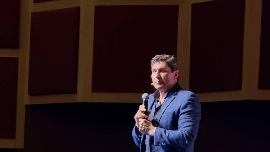 Evento. César Lozano reunió a decenas de asistentes en el Teatro Fernando Soler con mensajes sobre bienestar emocional.