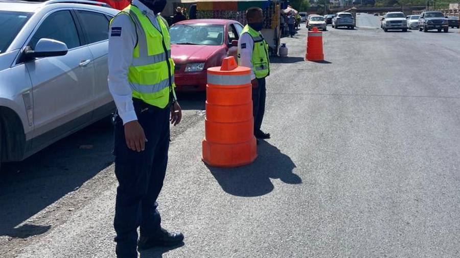 Seguridad. Desde el viernes vigilan los panteones.