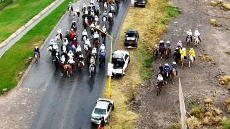 Familias y visitantes recibieron a los cabalgantes en el comienzo de las actividades de la tradicional feria parrense en su edición 2026.