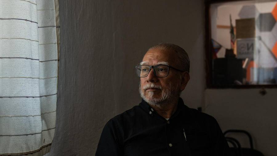 Élfego Riveros, un reportero de Teocelo, México, cuyo sketch satírico para una emisora de radio comunitaria provocó que cinco periodistas fueran declarados culpables de violencia política de género.